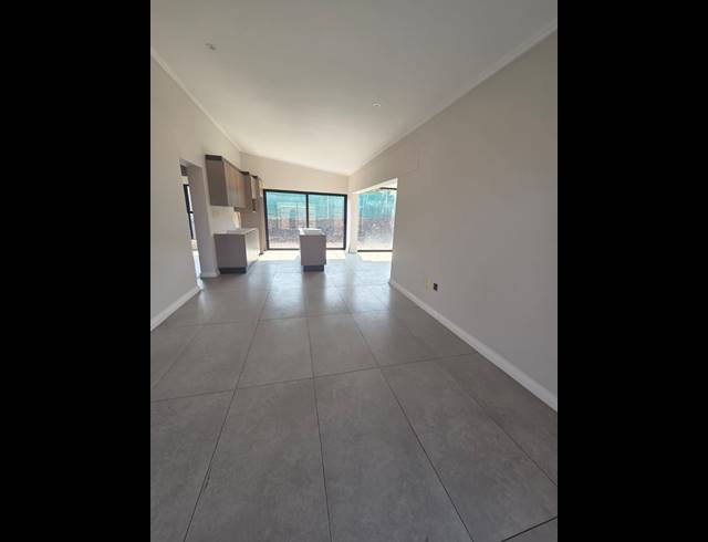 3 BEDROOM FREEHOLD FOR SALE IN PALM LAKES ESTATE